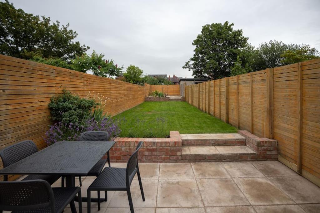 Hereford - Clifton Villa - Beautifully Presented House Located A Short Walk From City Centre - Sleeps 6 Guests - Perfect For Exploring Hereford - Hosted By Rentmyhouse 외부 사진