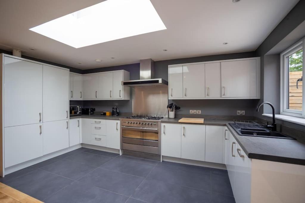 Hereford - Clifton Villa - Beautifully Presented House Located A Short Walk From City Centre - Sleeps 6 Guests - Perfect For Exploring Hereford - Hosted By Rentmyhouse 외부 사진