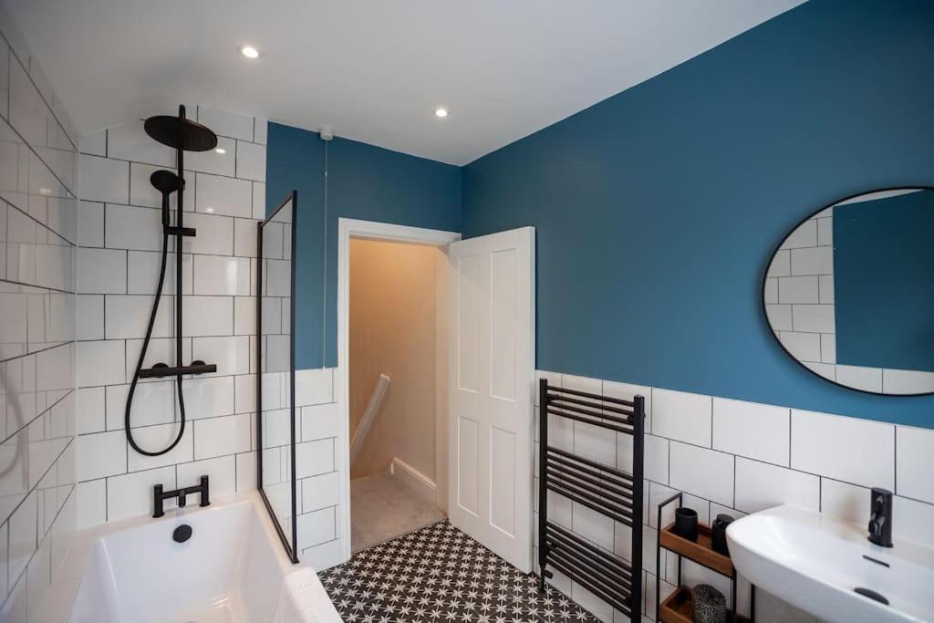 Hereford - Clifton Villa - Beautifully Presented House Located A Short Walk From City Centre - Sleeps 6 Guests - Perfect For Exploring Hereford - Hosted By Rentmyhouse 외부 사진