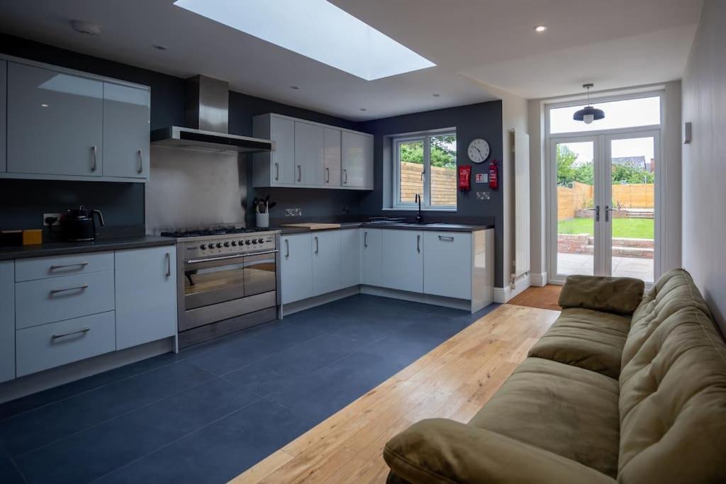Hereford - Clifton Villa - Beautifully Presented House Located A Short Walk From City Centre - Sleeps 6 Guests - Perfect For Exploring Hereford - Hosted By Rentmyhouse 외부 사진