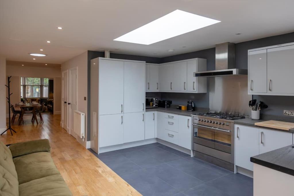 Hereford - Clifton Villa - Beautifully Presented House Located A Short Walk From City Centre - Sleeps 6 Guests - Perfect For Exploring Hereford - Hosted By Rentmyhouse 외부 사진