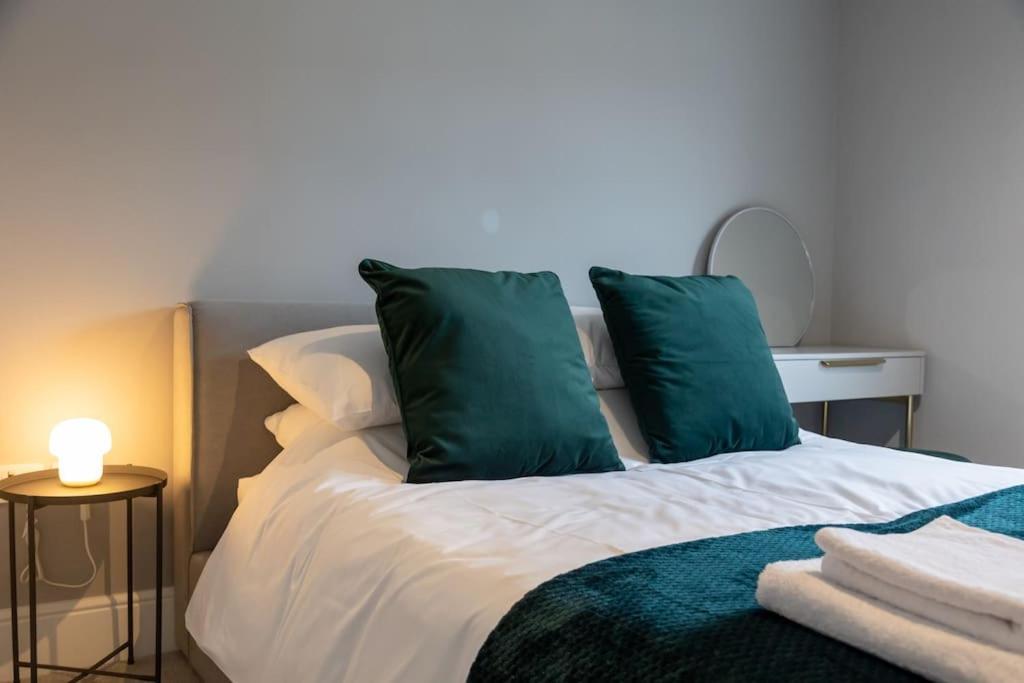 Hereford - Clifton Villa - Beautifully Presented House Located A Short Walk From City Centre - Sleeps 6 Guests - Perfect For Exploring Hereford - Hosted By Rentmyhouse 외부 사진